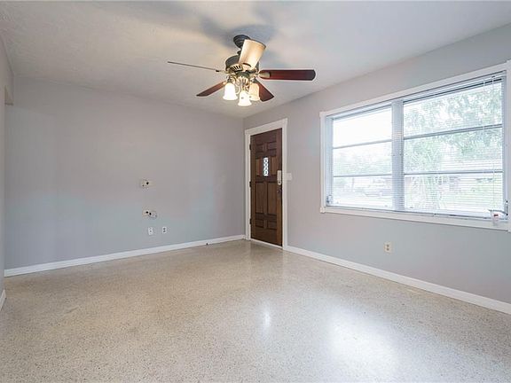 3rd image of 166 SE Lincoln Cir N