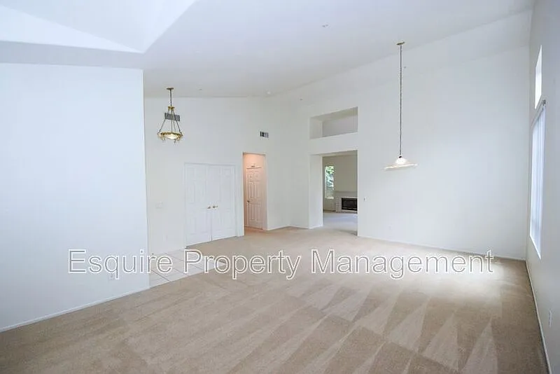 4 bed, 2.0 bath, 1950 sqft, $4,700 — Photo 4