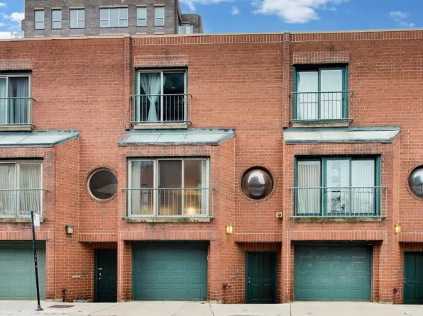 171 W Goethe St #B, Chicago, IL 60610