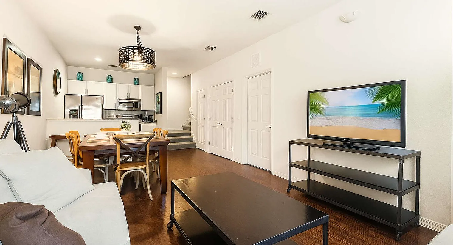 3 bed, 2.0 bath, 2647 sqft, $4,080 — Photo 3