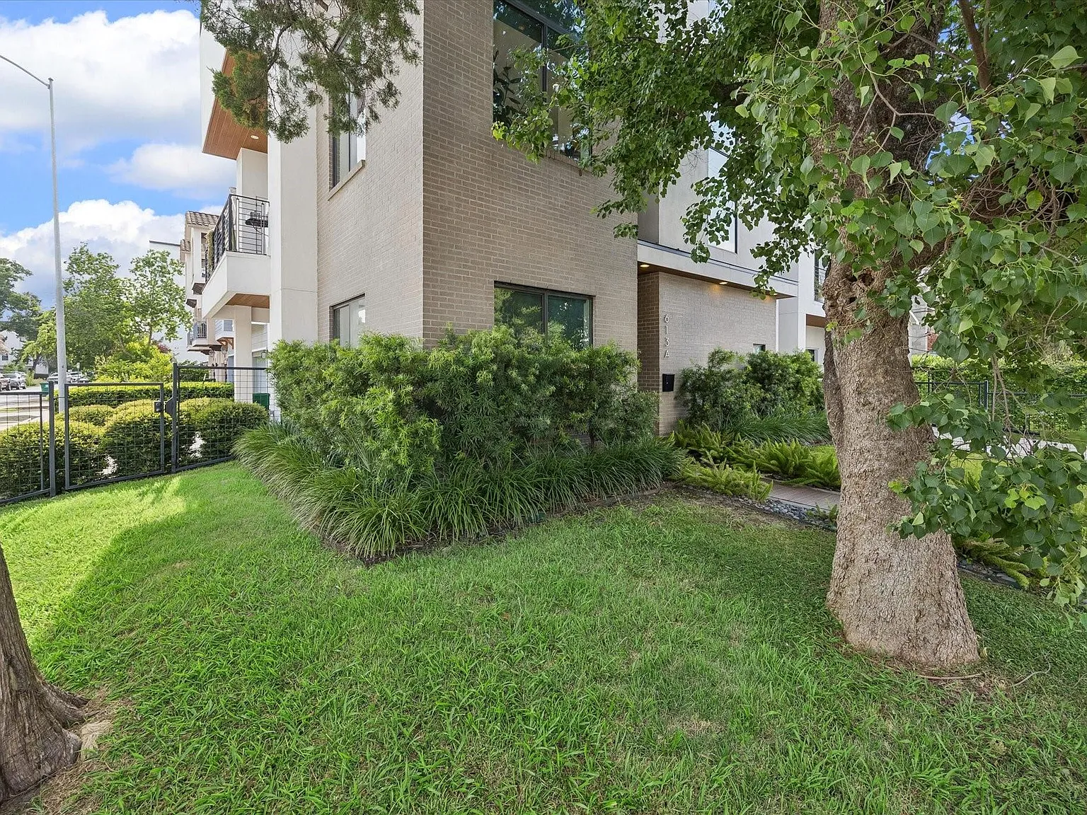 3 bed, 3.5 bath, 3115 sqft, $6,000 — Photo 3