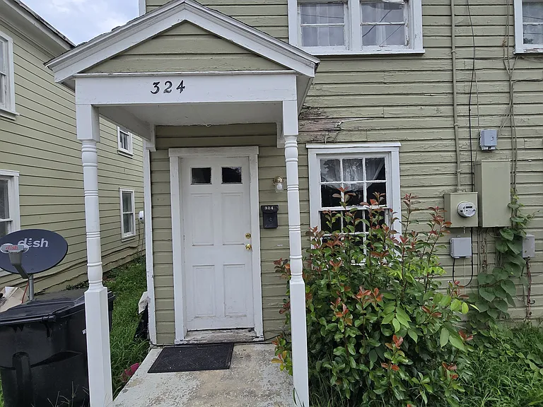 324 Woodstock Ln — Photo 1