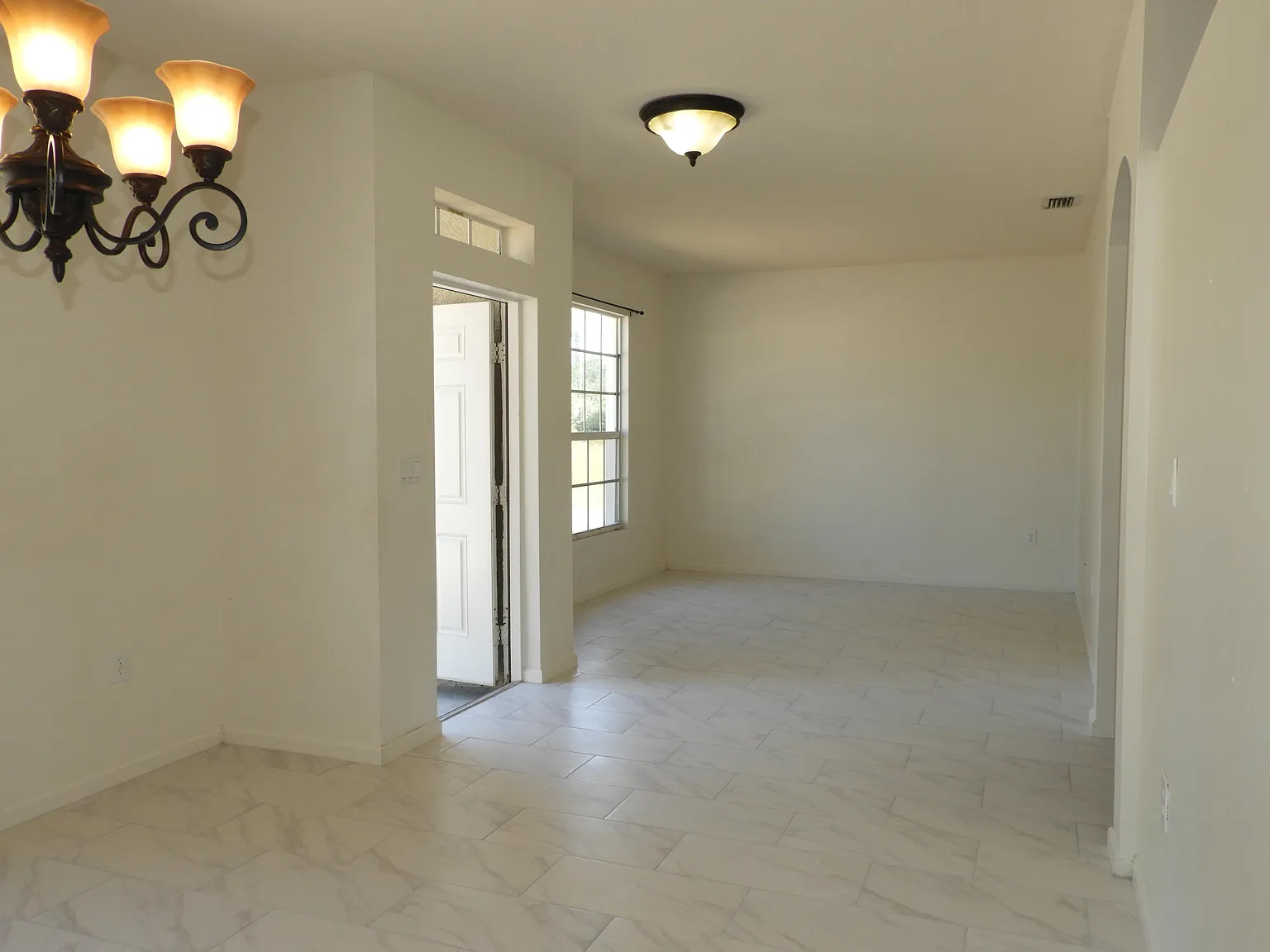 3 bed, 2.0 bath, 1808 sqft, $1,795 — Photo 2