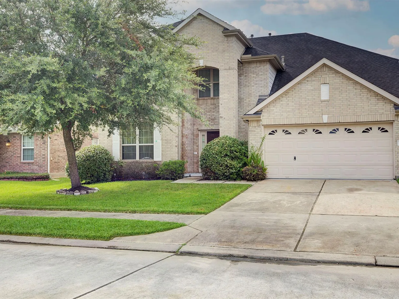 4 bed, 3.5 bath, 3622 sqft, $2,500 — Photo 2