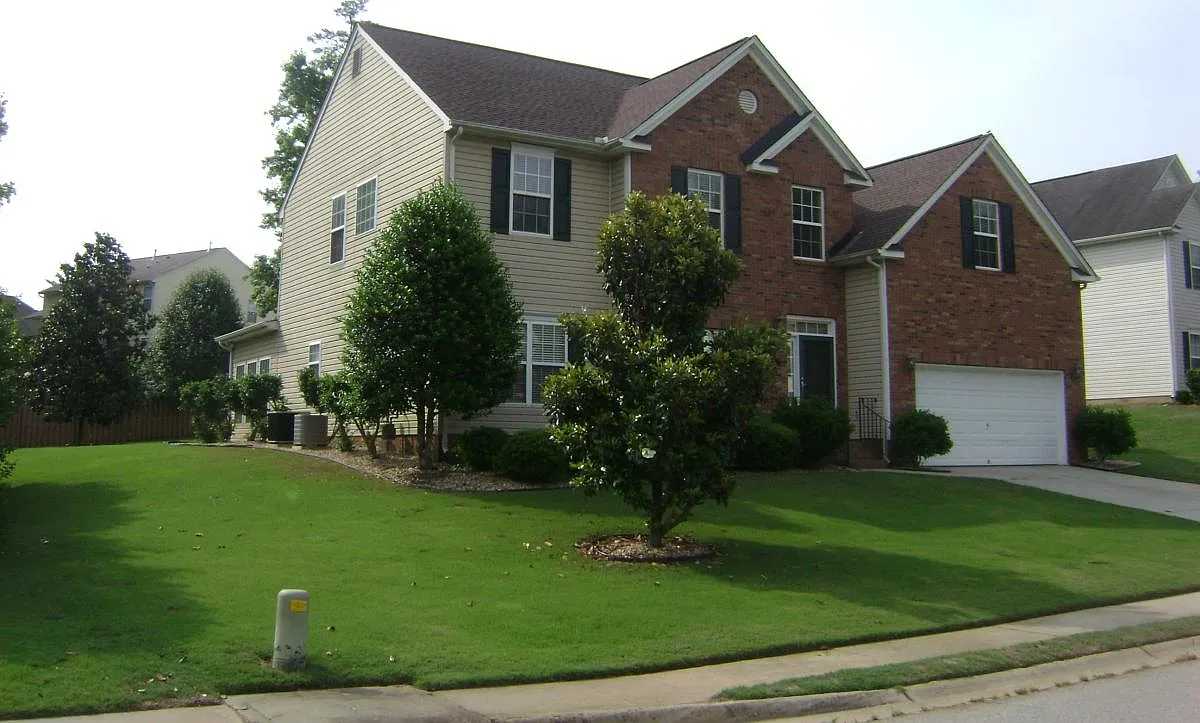 5 bed, 3200 sqft, $2,150 — Photo 2