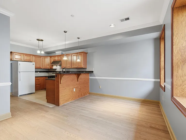 21 Saint Pauls Ave #1 — Photo 2
