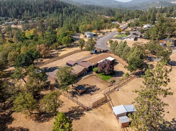 6100 Rogue River Dr, Eagle Point, OR 97524