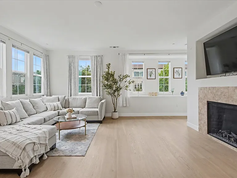 6380 Monterey Way — Photo 4