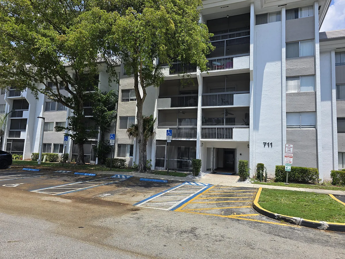 Building Photo - 711 N Pine Island Rd #213