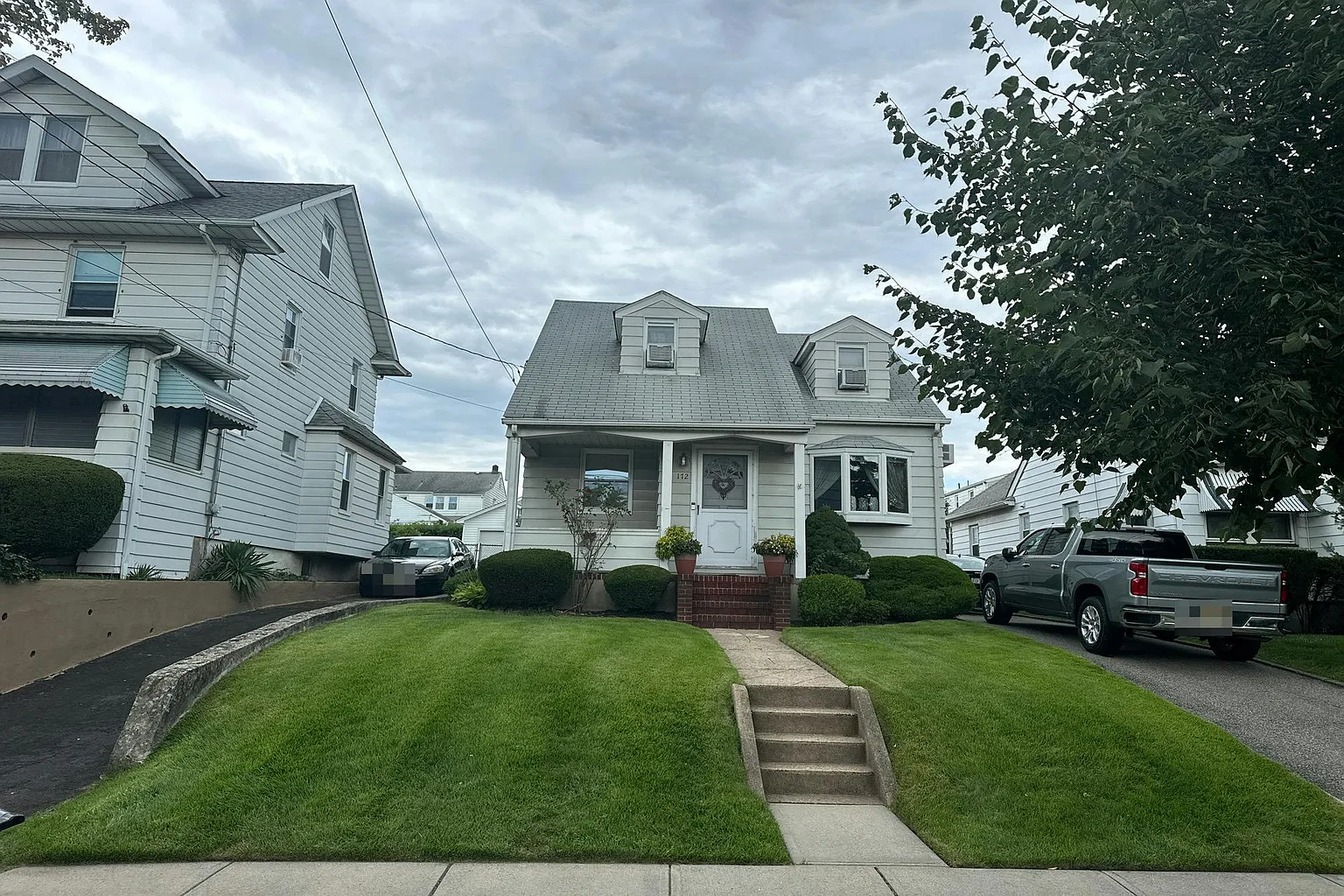 172 Luddington Ave photo 1