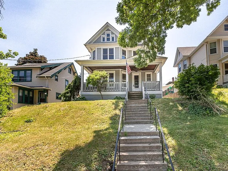 910 University Ave — Photo 1