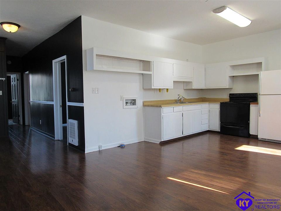 2nd image of 211 E Main St