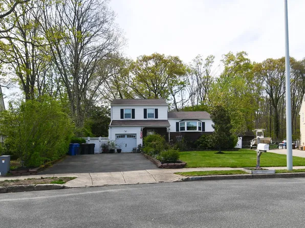 664 Huckleberry Ln, Toms River, NJ 08753