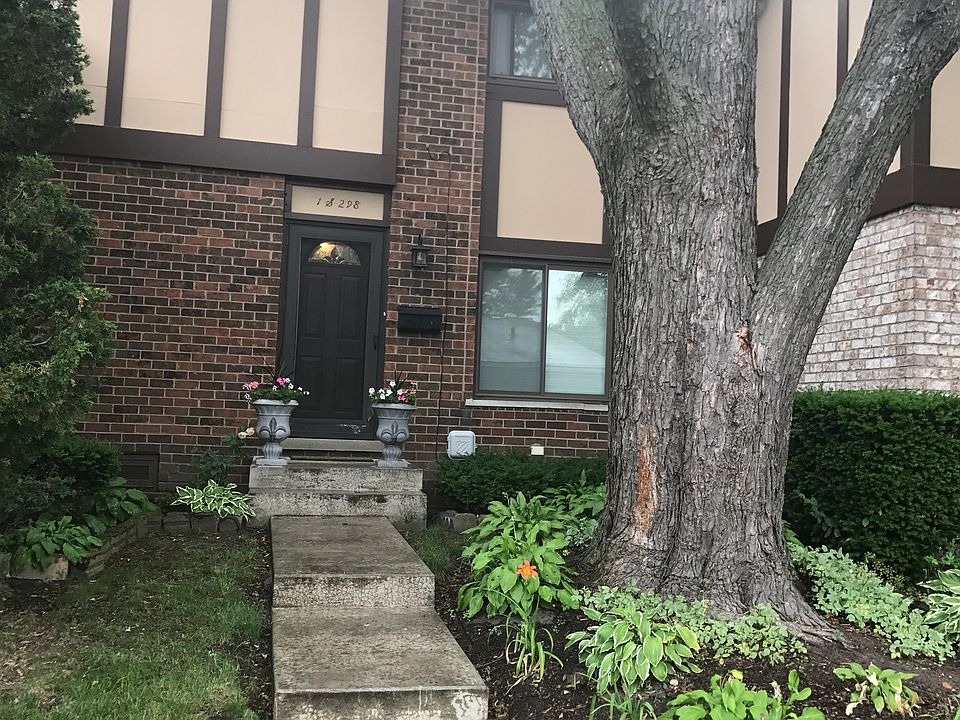 1st image of 1S298 Stratford Ln