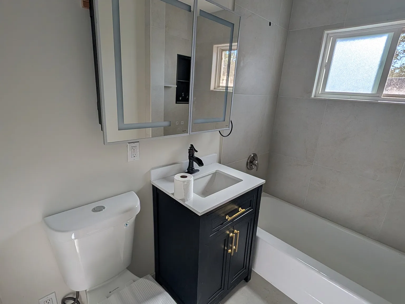 3 bed, 850 sqft, $3,100 — Photo 2