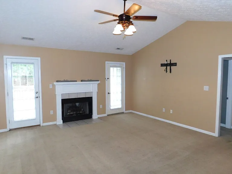 302 Jacqueline Dr — Photo 2