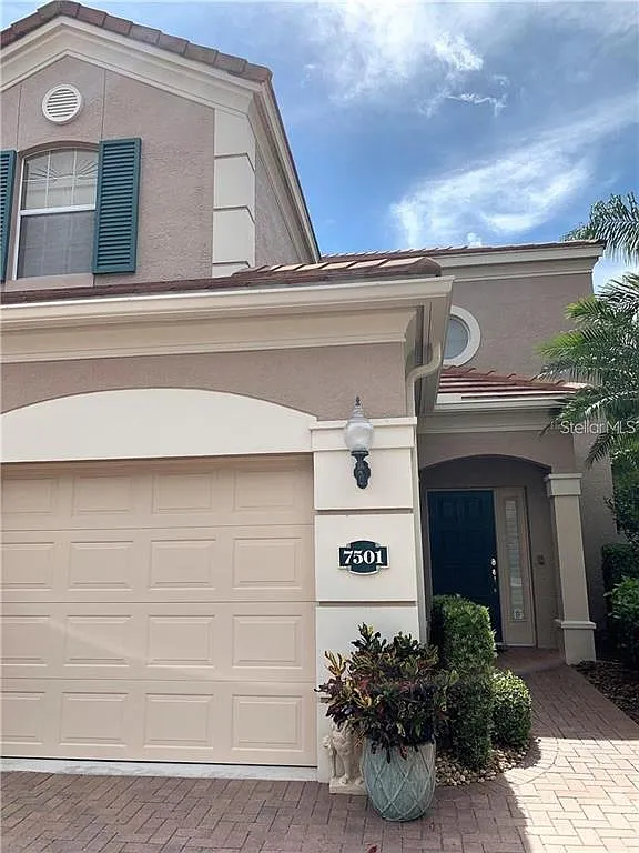 3 bed, 2.0 bath, 1969 sqft, $2,295 — Photo 1