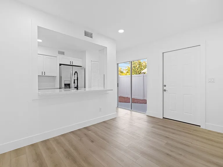 1111 SE 8th Ter #3F — Photo 15