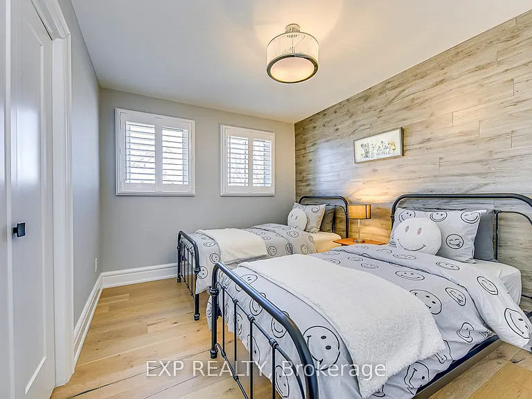 322 Mary St — Photo 34