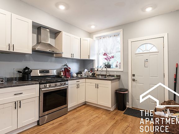 2nd image of 2834 W Lyndale St APT 1