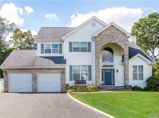 16 Poplar Ln, Commack, NY 11725