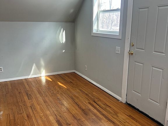 2nd image of 213 Simmons Ct #5
