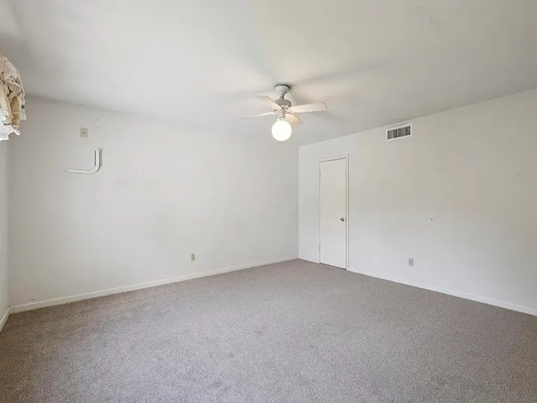 5710 Glasgow Ln — Photo 12