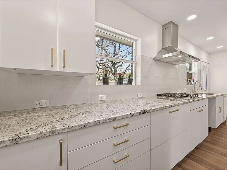 339 E Delz Dr — Photo 3