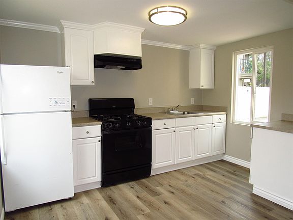 4th image of 583 1/4 Casselman St