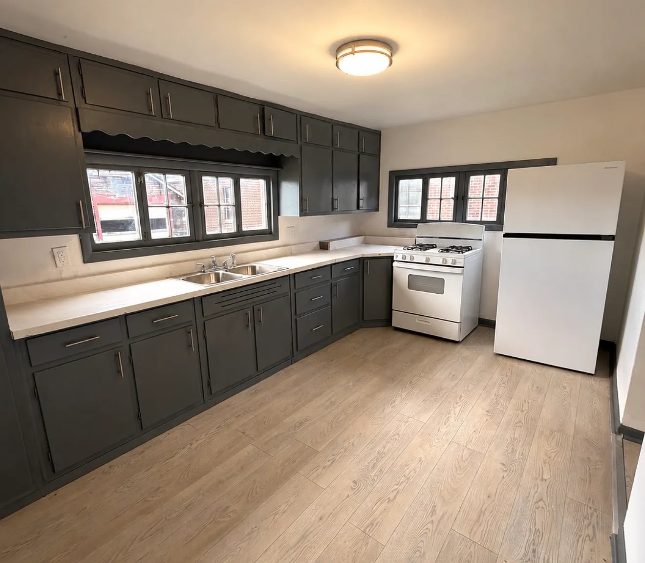 703 W Clinton St — Photo 1