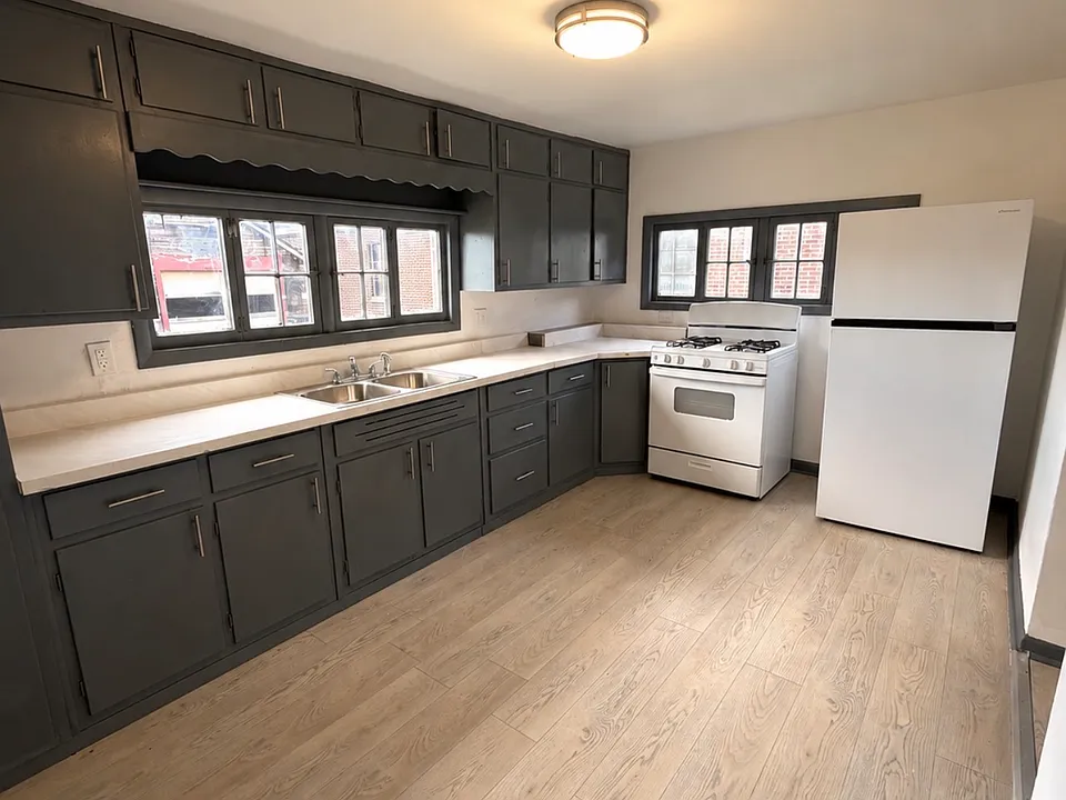 703 W Clinton St #1