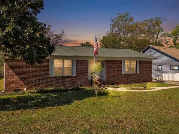 2067 Club House Dr, Lillian, AL 36549