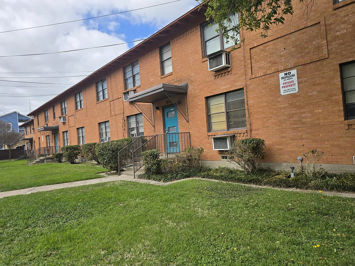 Building Photo - 3833 Roseland Ave
