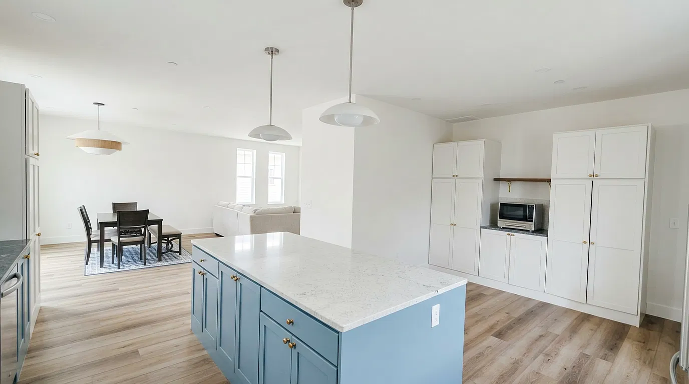 4 bed, 2500 sqft, $3,995 — Photo 1