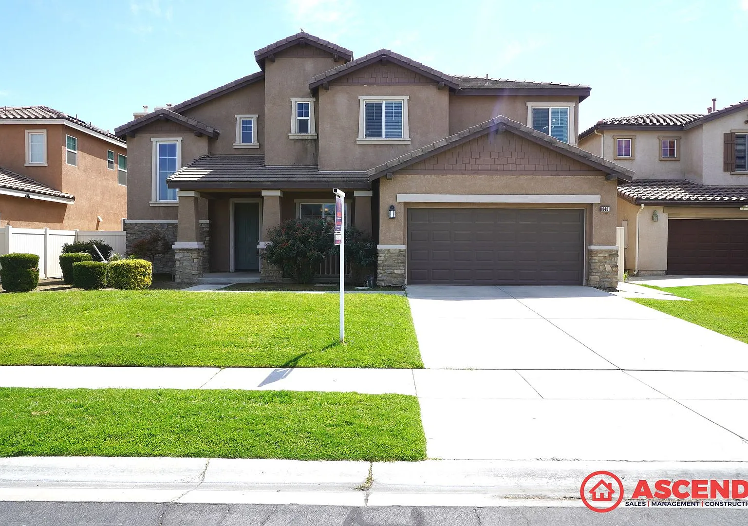 Charming 4-Bedroom, 2.5-Bath Home in 93311 Gardener Included! — Photo 1