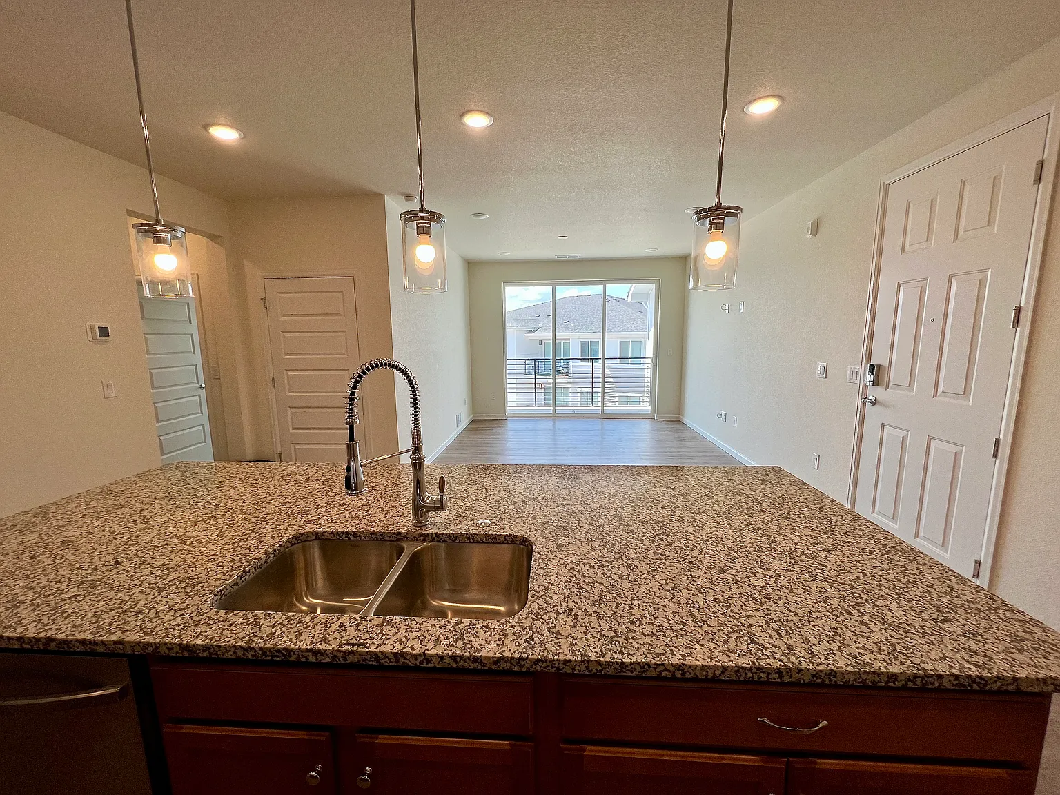 2 bed, 1064 sqft, $2,050 — Photo 4