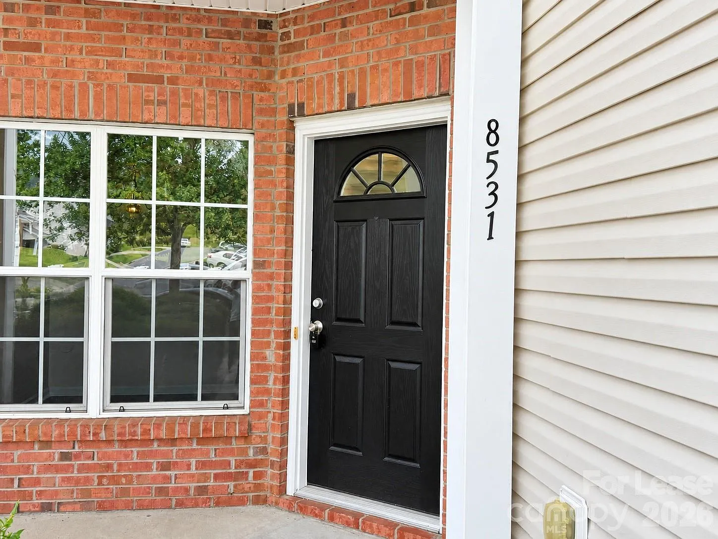 3 bed, 2.5 bath, 1600 sqft, $2,000 — Photo 2