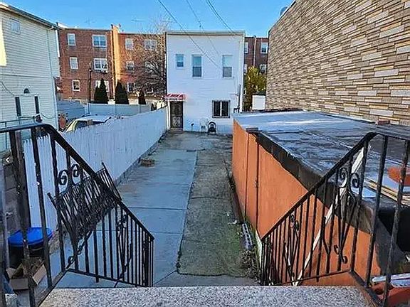 5th image of 719 E 83rd St