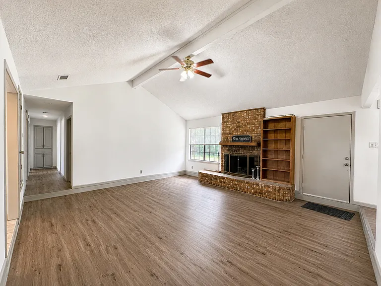 2401 Stephen Lee Dr — Photo 12