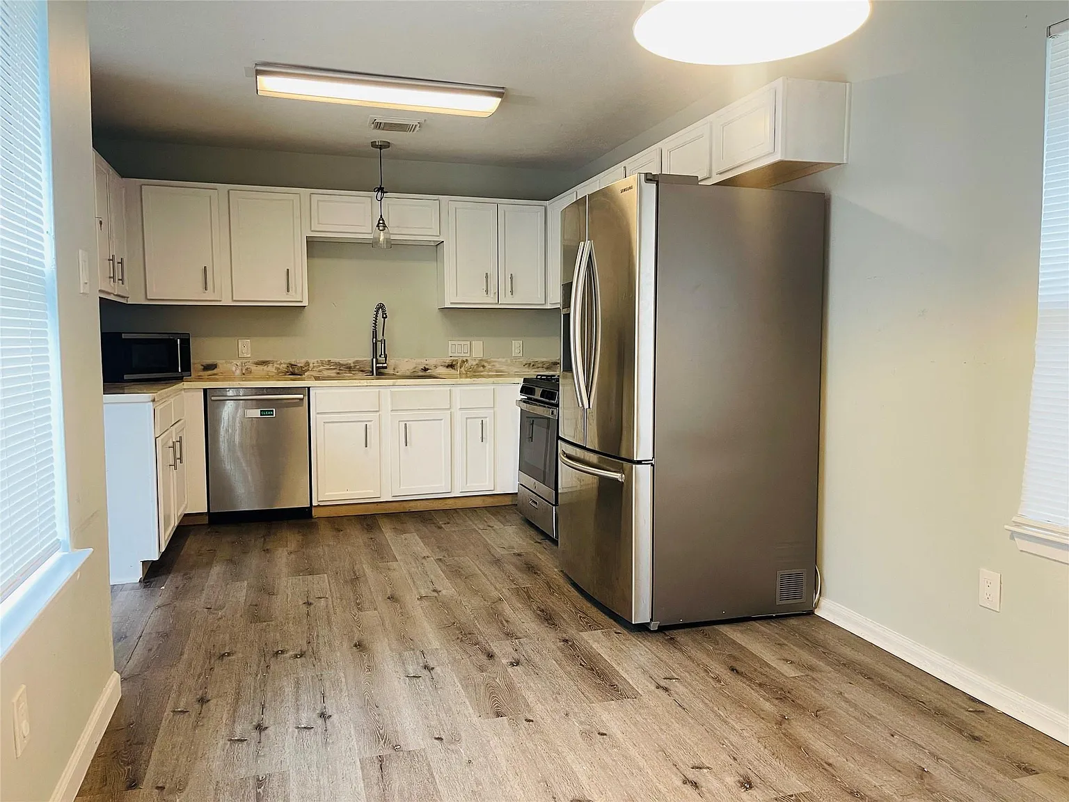 4 bed, 2.5 bath, 1686 sqft, $1,800 — Photo 3