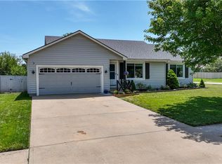 933 E Pumpkin Ridge St, Gardner, KS 66030