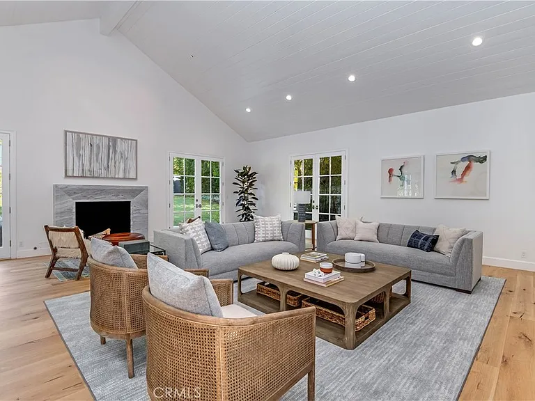4550 Encino Ave — Photo 9