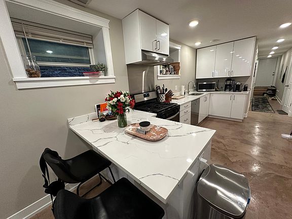 4th image of 2029 W Walton St #1
