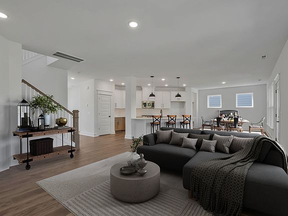 5th image of 82 Russell Ct
