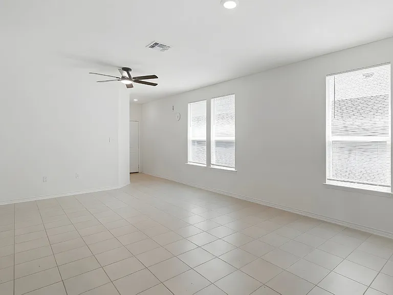 4731 Plaza Ctr — Photo 4