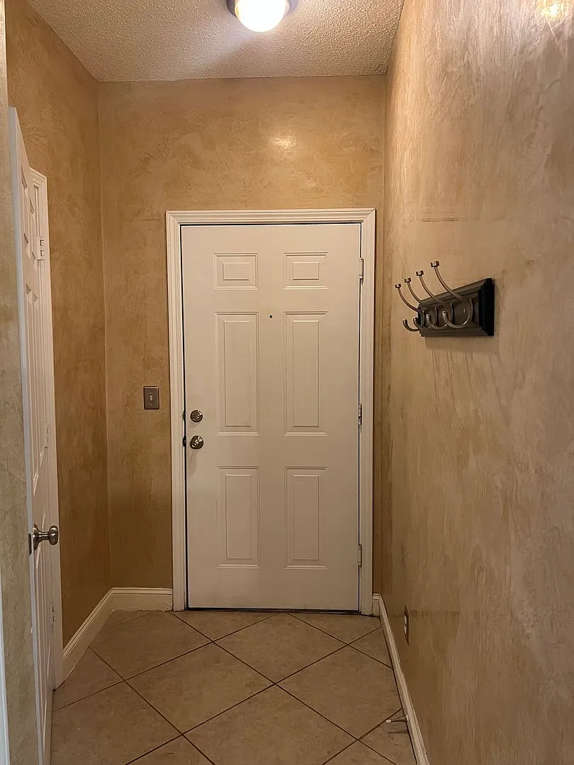 Upgraded First Floor Condo - Estate at Westbury — Photo 3