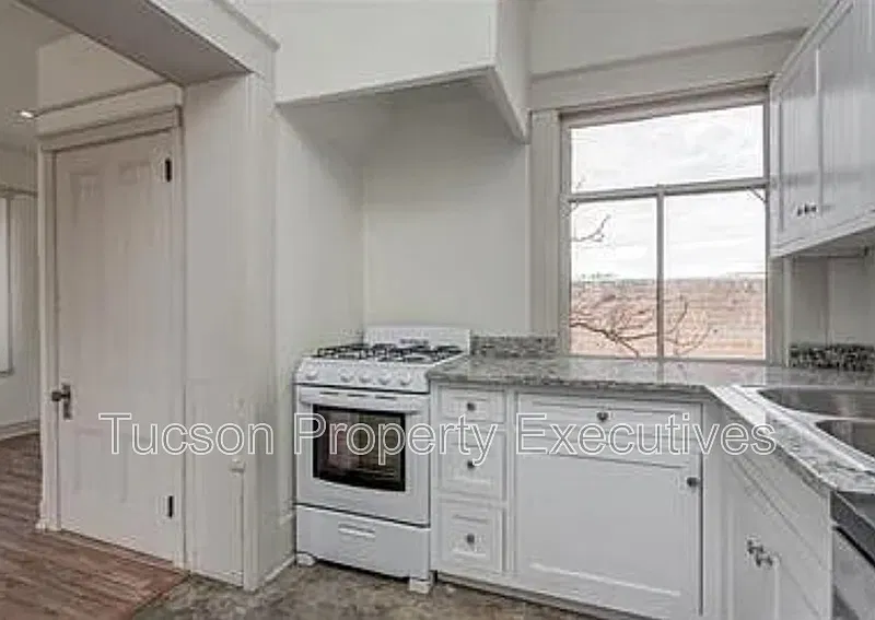 2 bed, 1.0 bath, 1000 sqft, $1,700 — Photo 3