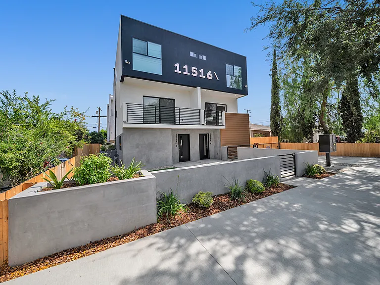 11516 Victory Blvd — Photo 41