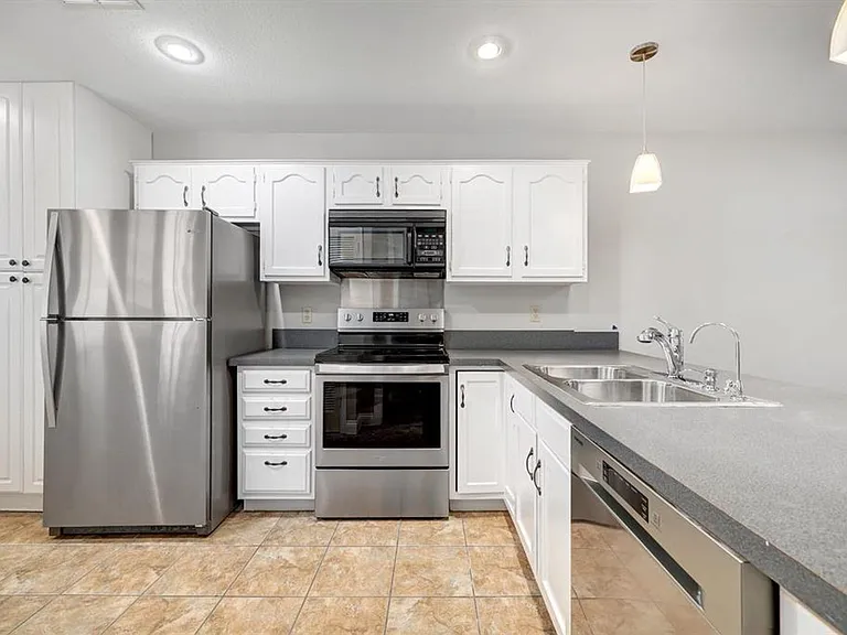 7211 Lakewood Dr #G-124 — Photo 1