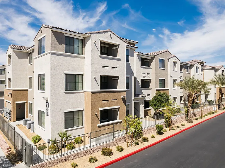 CHANDLER APARTMENT HOMES — Photo 33